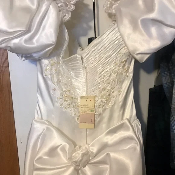 Vintage Alfred Angelo Beautiful Sequined Full Length Puff Sleeved Wedding Gown. - Picture 14 of 17